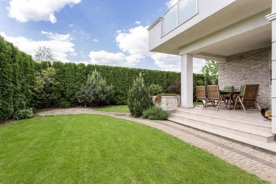 Casa con jardín.